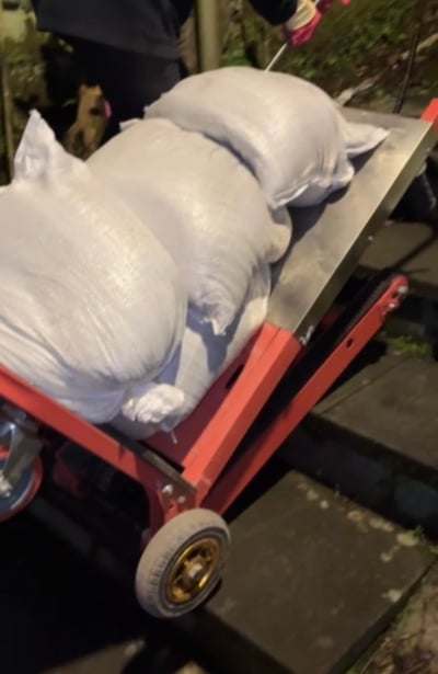 【老虎機器進料】專營民宅進退料、機器進料，專業承包工程進退料，砂包、建材、爬樓機、爬梯機、搬運機2