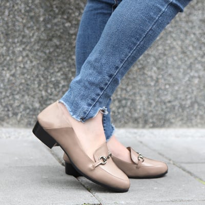 karine(MIT台灣製)全真皮飾釦後踩兩穿低跟樂福鞋-淺駝4