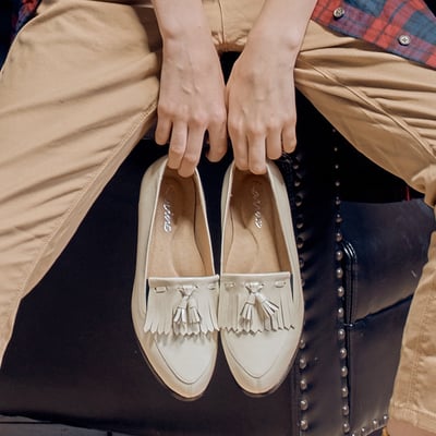 karine(MIT台灣製)全真皮流蘇低跟樂福鞋-晴光白4