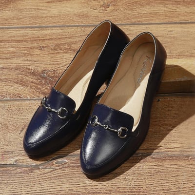 karine(MIT台灣製)全真皮飾釦後踩兩穿低跟樂福鞋-沉穩藍1