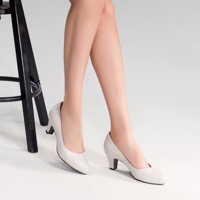 karine(MIT台灣製)全真皮素面微尖高跟鞋-米白色2