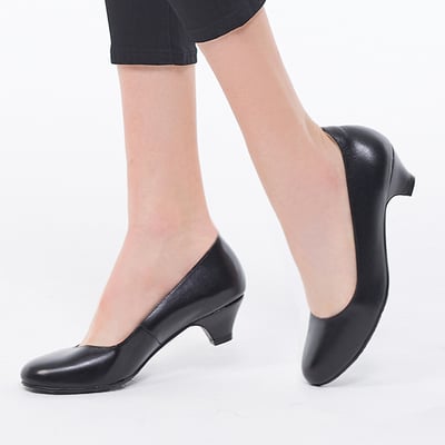 karine(MIT台灣製)全真皮圓頭素面低跟鞋-黑色5