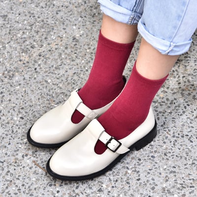 karine(MIT台灣製)全真皮釦帶T字瑪莉珍鞋-米白色4