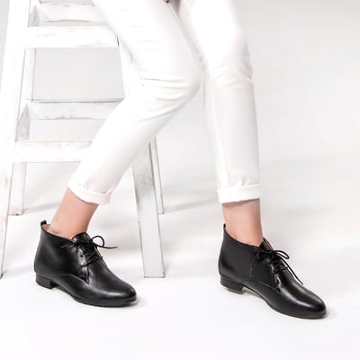 karine(MIT台灣製)全真皮經典綁帶德比短靴-黑色7