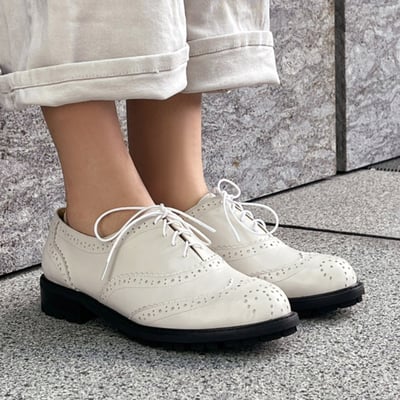 karine(MIT台灣製)全真皮寬楦綁帶雕花牛津鞋-米白色5