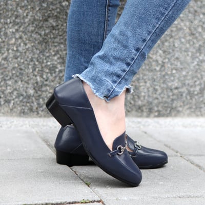 karine(MIT台灣製)全真皮飾釦後踩兩穿低跟樂福鞋-沉穩藍4