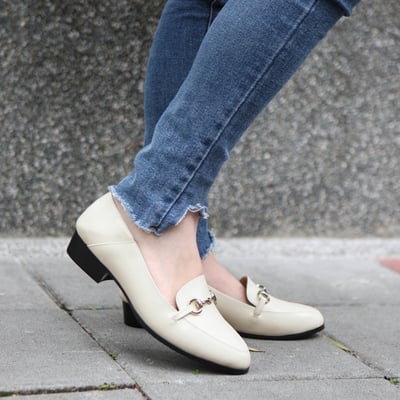 karine(MIT台灣製)全真皮飾釦後踩兩穿低跟樂福鞋-珍珠白2