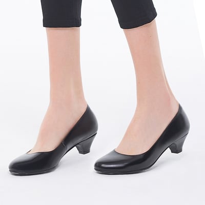 karine(MIT台灣製)全真皮圓頭素面低跟鞋-黑色3