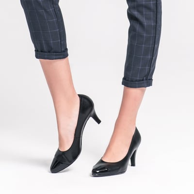 karine(MIT台灣製)全真皮拼色尖頭高跟鞋-典雅黑4