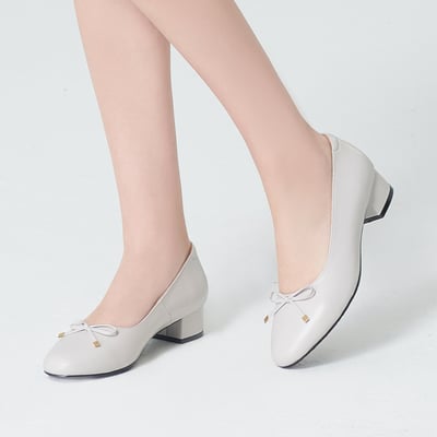 karine(MIT台灣製)全真皮金屬蝴蝶結低跟包鞋-白色3
