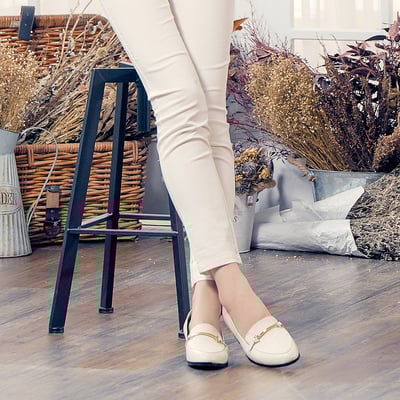 karine(MIT台灣製)全真皮飾釦低跟樂福鞋-起司白9