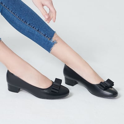 karine(MIT台灣製)全真皮緞帶蝴蝶結低跟包鞋-黑色2