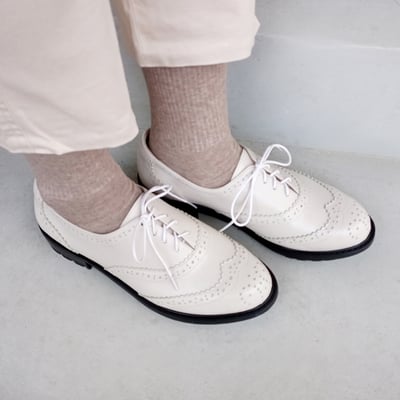 karine(MIT台灣製)全真皮寬楦綁帶雕花牛津鞋-米白色7