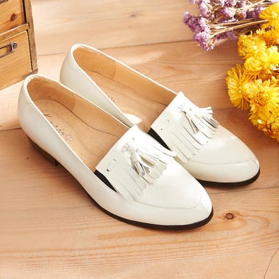 karine(MIT台灣製)全真皮流蘇低跟樂福鞋-晴光白1