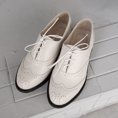 karine(MIT台灣製)全真皮寬楦綁帶雕花牛津鞋-米白色8