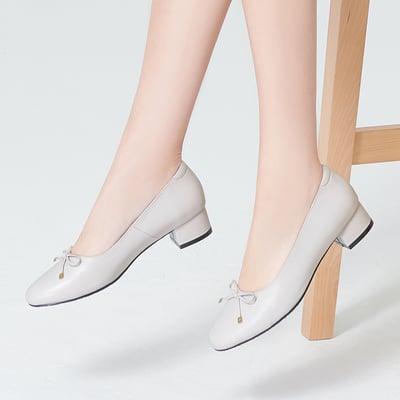 karine(MIT台灣製)全真皮金屬蝴蝶結低跟包鞋-白色5