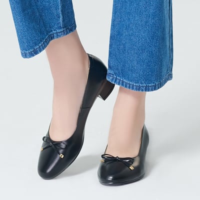 karine(MIT台灣製)全真皮金屬蝴蝶結低跟包鞋-黑色3