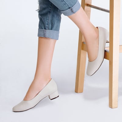 karine(MIT台灣製)全真皮素面粗低跟包鞋-黑色9