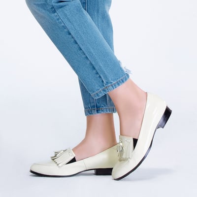 karine(MIT台灣製)全真皮流蘇低跟樂福鞋-晴光白7