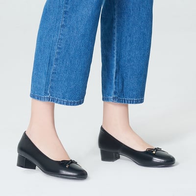 karine(MIT台灣製)全真皮金屬蝴蝶結低跟包鞋-黑色4