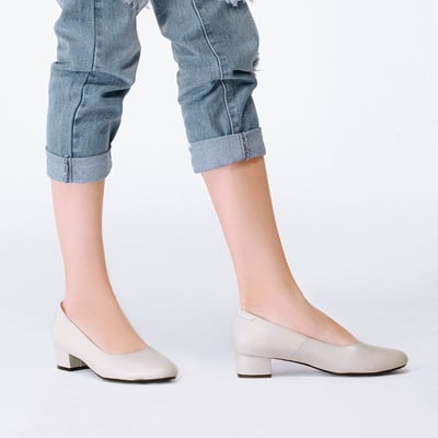 karine(MIT台灣製)全真皮素面粗低跟包鞋-白色3