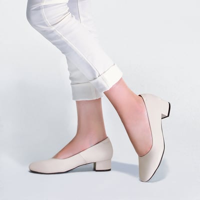 karine(MIT台灣製)全真皮素面粗低跟包鞋-白色4