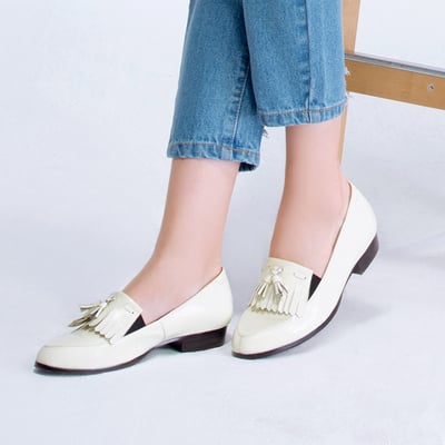 karine(MIT台灣製)全真皮流蘇低跟樂福鞋-晴光白5