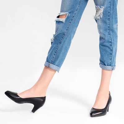 karine(MIT台灣製)全真皮素面微尖高跟鞋-黑色3