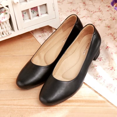 karine(MIT台灣製)全真皮素面粗低跟包鞋-白色7