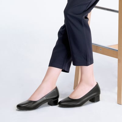 karine(MIT台灣製)全真皮素面粗低跟包鞋-白色9