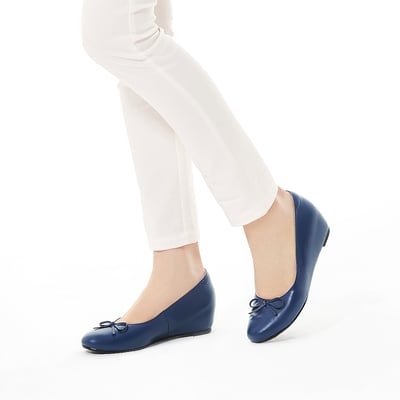 karine(MIT台灣製)全真皮格紋內增高楔型娃娃鞋-寶藍色5