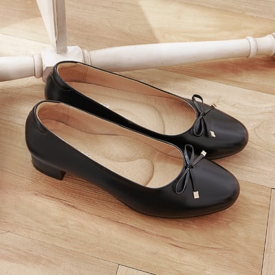 karine(MIT台灣製)全真皮金屬蝴蝶結低跟包鞋-黑色1