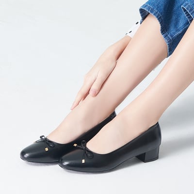 karine(MIT台灣製)全真皮金屬蝴蝶結低跟包鞋-黑色6
