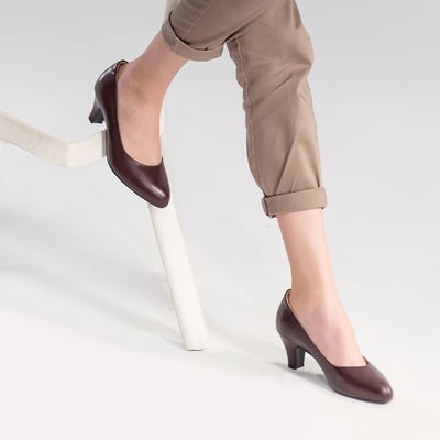 karine(MIT台灣製)全真皮素面微尖高跟鞋-咖啡色2