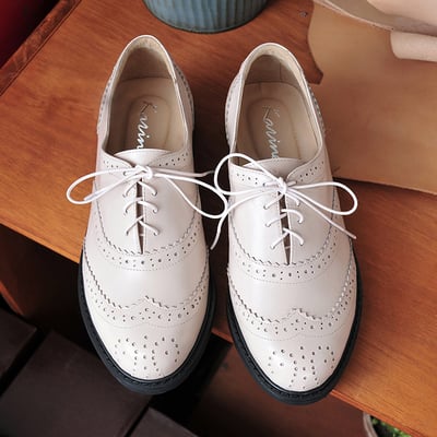 karine(MIT台灣製)全真皮寬楦綁帶雕花牛津鞋-米白色1