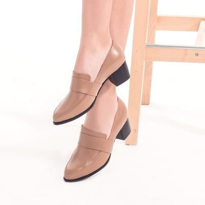 karine(MIT台灣製)全真皮素面粗跟樂福鞋-小麥8