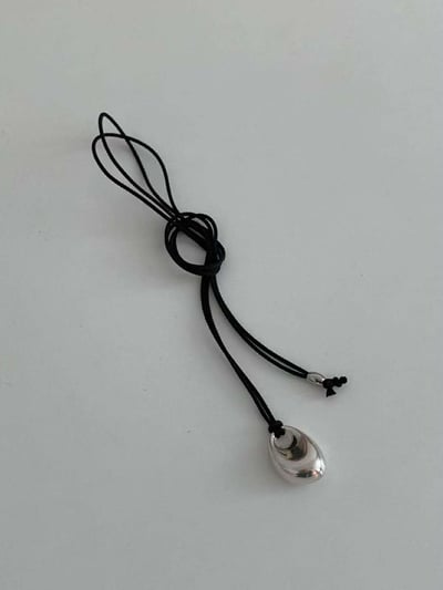 銀色墜飾黑繩長鍊 ( 少量現貨 )1