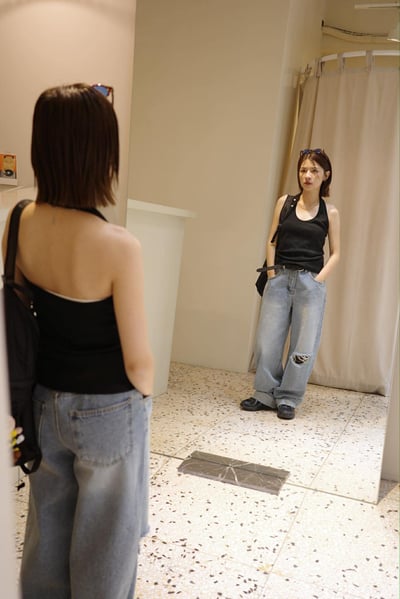 反摺褲頭單邊割破丹寧褲6