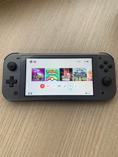 Nintendo任天堂 Switch Lite 二手整新品 隨機附送三組熱門寶可夢遊戲片 享受絕佳樂趣3