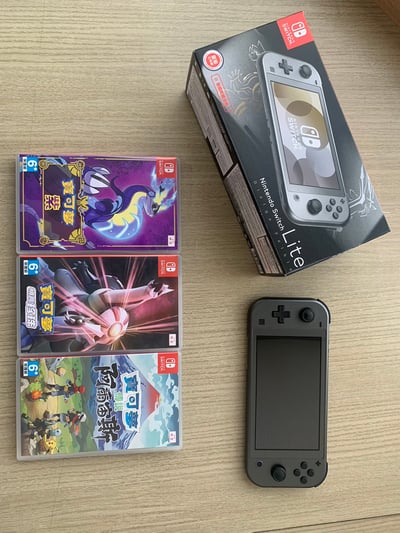 Nintendo任天堂 Switch Lite 二手整新品 隨機附送三組熱門寶可夢遊戲片 享受絕佳樂趣4