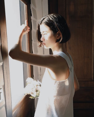 方領剪裁設計洋裝-杏4