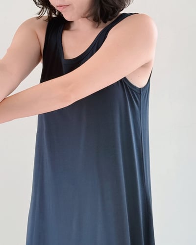 極簡U領美背洋裝6