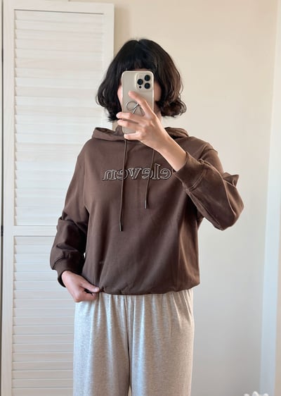 字母寬帽大學T8