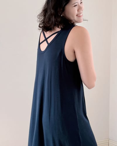 極簡U領美背洋裝1