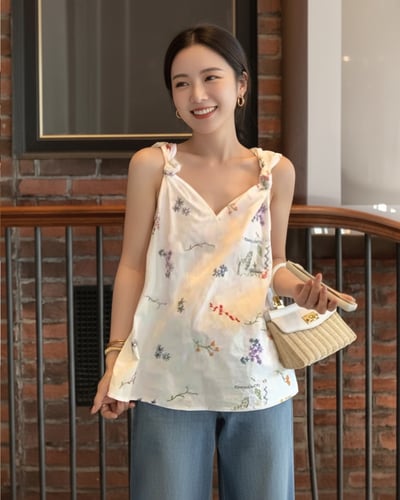 V領刺繡花朵背心-杏1