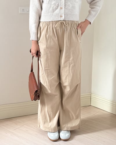 口袋細節鬆緊工裝褲-卡其1