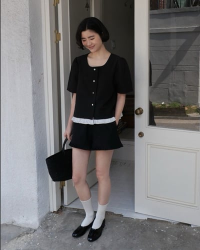 直紋緹花苞袖釦衫-黑2