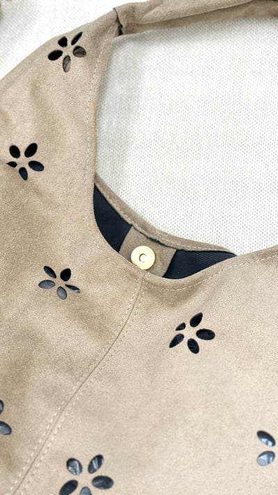 鏤空花朵肩背包-杏2