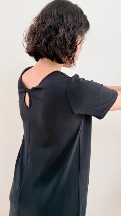 漫步純色後扭結洋裝11