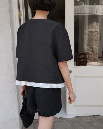 直紋緹花苞袖釦衫-黑6